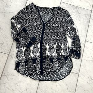 Tunic size large. Fits like a medium.